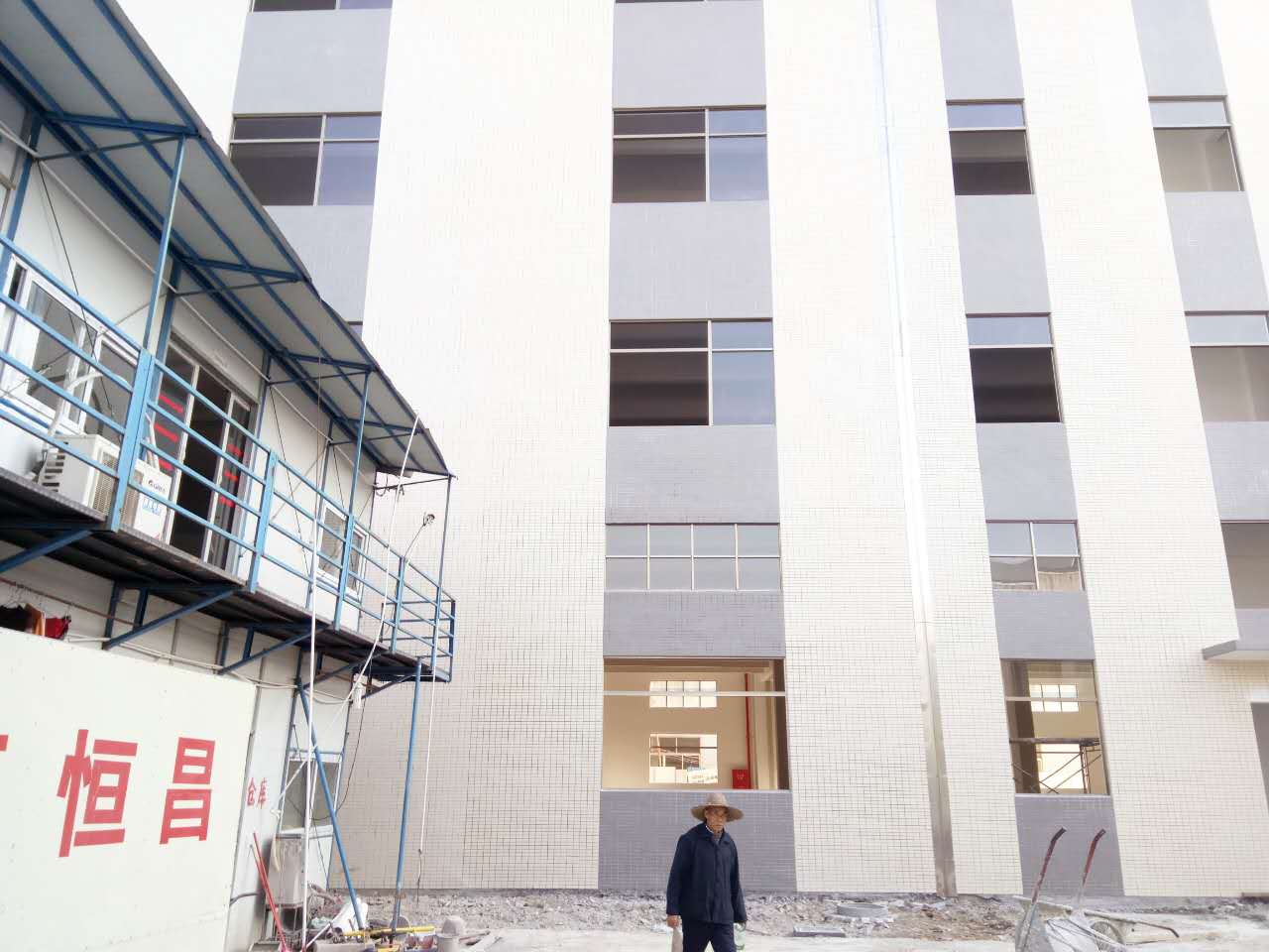 已建成了1幢（2800平方米，共4層的廠房）