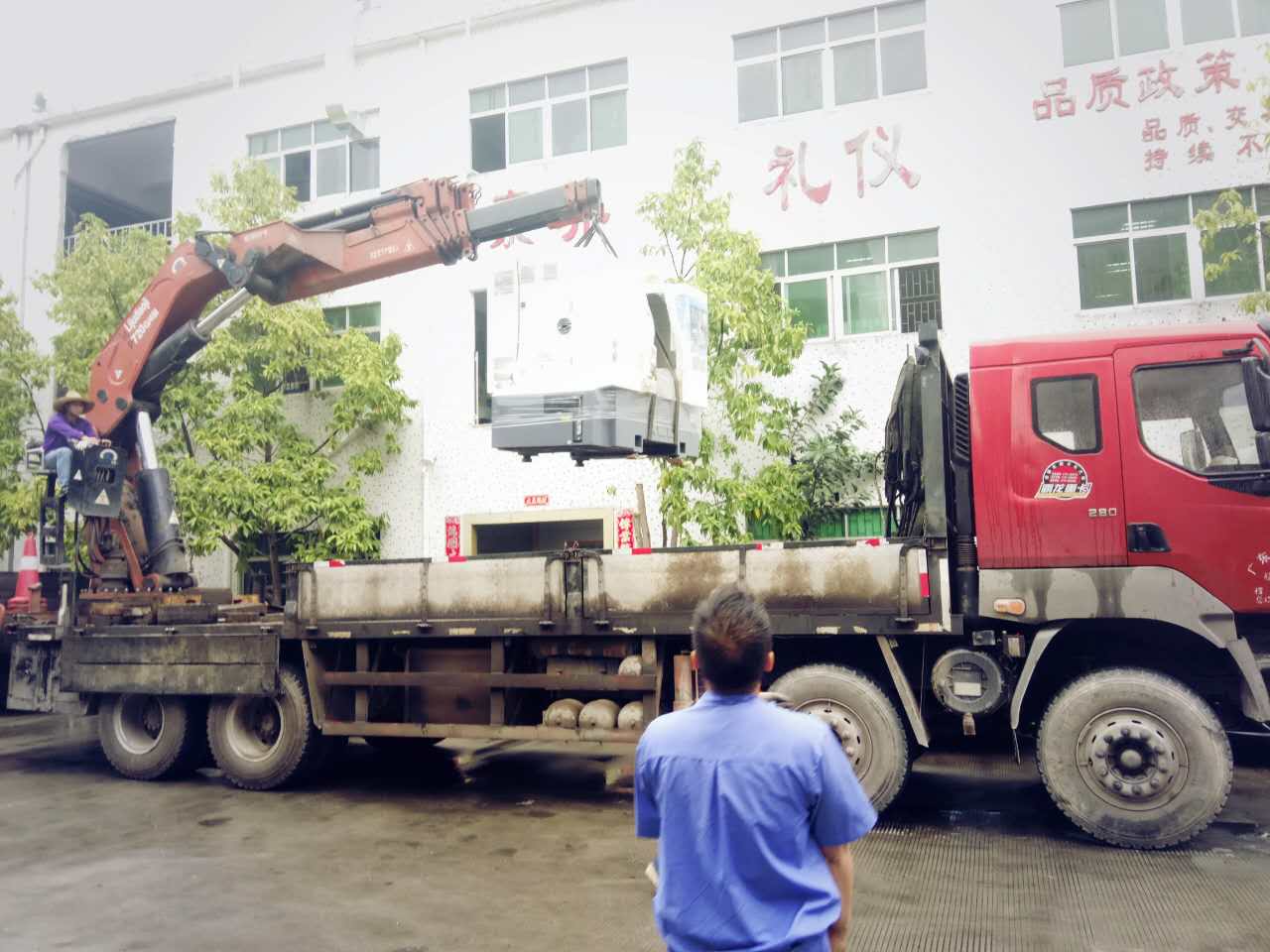 機(jī)器調(diào)裝中，注意安全！