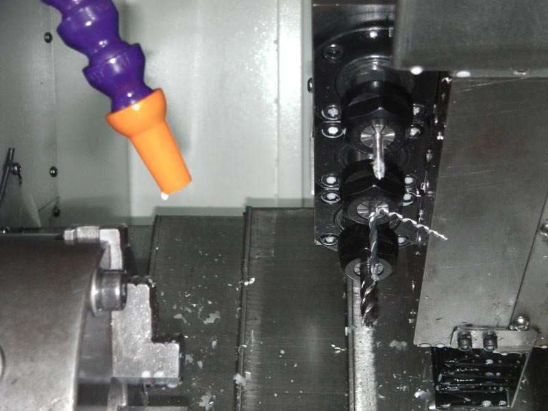  機(jī)床結(jié)構(gòu)特點(diǎn) Construction and feature of machine tool ■ 適用于重負(fù)荷和連續(xù)切削，可保持長(zhǎng)久的高精度和優(yōu)質(zhì)的表面精糙度。 ■ 高精度、高剛性、重負(fù)荷主軸。 主軸采用原裝進(jìn)口日本NSK或德國(guó)FAG P4級(jí)精密級(jí)主軸軸承 主軸采用原裝進(jìn)口日本NSK或德國(guó)FAG P4級(jí)精密級(jí)主軸軸承 主軸采用原裝進(jìn)口日本NSK或德國(guó)FAG P4級(jí)精密級(jí)主軸軸承 主軸采用原裝進(jìn)口日本NSK或德國(guó)FAG P4級(jí)精密級(jí)主軸軸承 主軸采用原裝進(jìn)口日本NSK或德國(guó)FAG P4級(jí)精密級(jí)主軸軸承，經(jīng)工程計(jì)算分析取得較佳化的跨距配置，配合獨(dú)特的迷宮式防水設(shè)計(jì)和散熱片式主軸箱設(shè)計(jì)，可達(dá)到更佳的防水防塵效果。引用高科技潤(rùn)滑技術(shù)及高剛性套筒結(jié)構(gòu)展現(xiàn)較佳穩(wěn)定性，能確保更大軸向剛性，徑向剛性及加工精度。采用專用主軸電機(jī)及進(jìn)口變頻器，實(shí)現(xiàn)大范圍自動(dòng)無(wú)級(jí)調(diào)速，整支主軸由臺(tái)灣普森專業(yè)主軸廠家生產(chǎn)。主軸軸承為前三后二排列,更能承受較強(qiáng)沖擊。主軸設(shè)計(jì)轉(zhuǎn)速可達(dá)8000rpm/min。 ■ 剛性好，操作、排屑方便。 高強(qiáng)度，床身傾斜45°，采用優(yōu)質(zhì)鑄鐵樹(shù)脂砂造型，并經(jīng)二次退火處理，保證鑄件穩(wěn)定性，緊密型筋骨板結(jié)構(gòu)，剛性好、抗震性強(qiáng)。